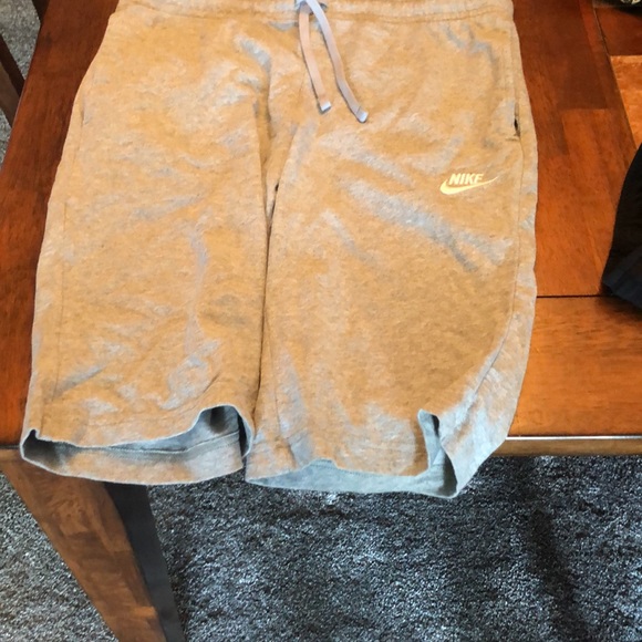 2 pairs of cotton Nike shorts - Picture 2 of 2